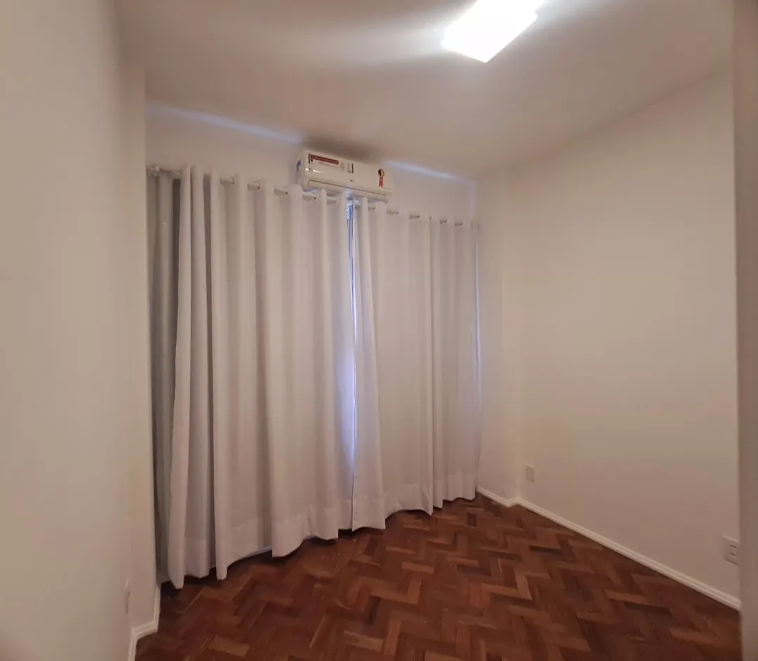 Wood or laminate floors in a one-bedroom apartment, 45 m² — photo 18