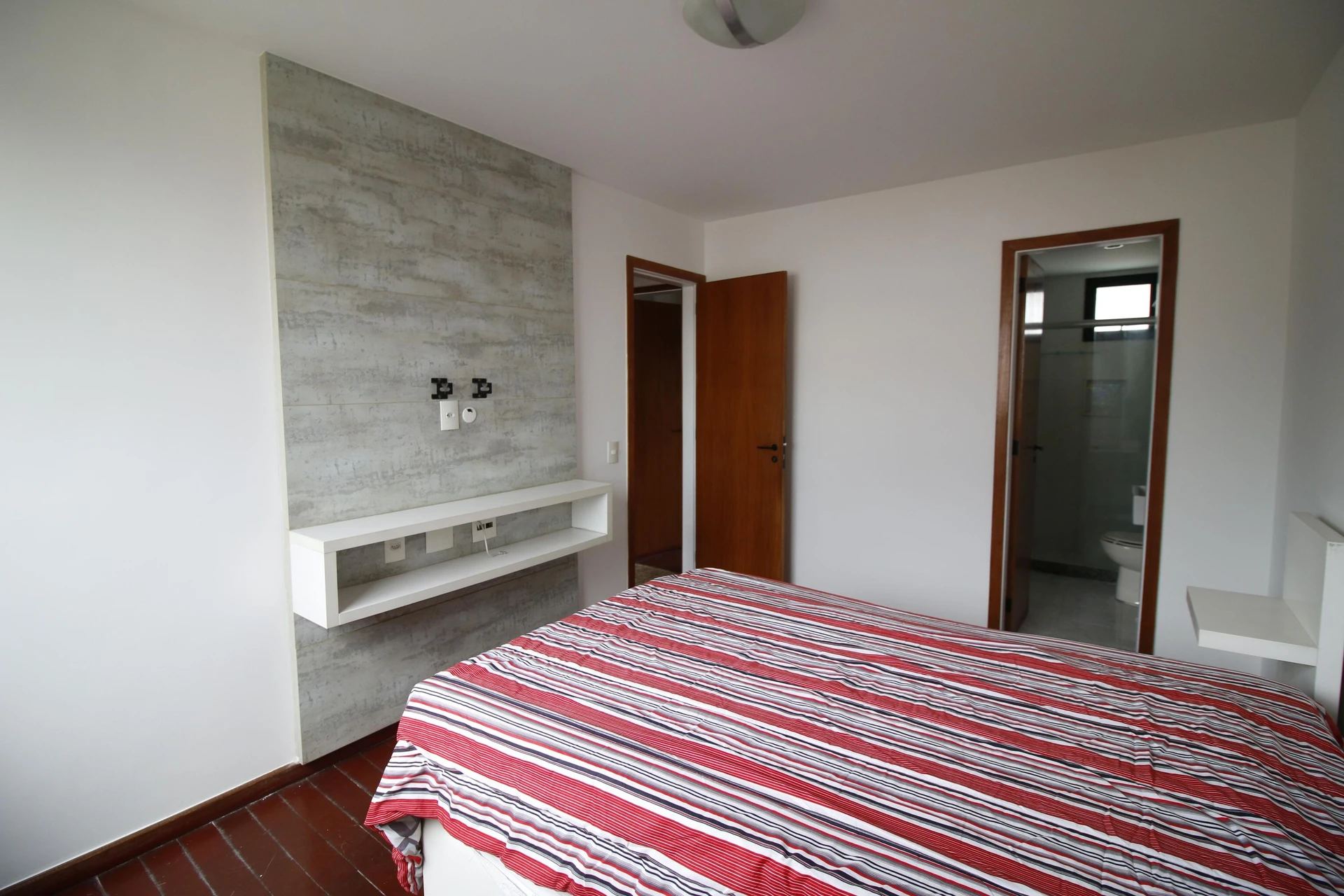 Balcony with a grill in a 4-bedroom apartment, 172 m² — photo 5