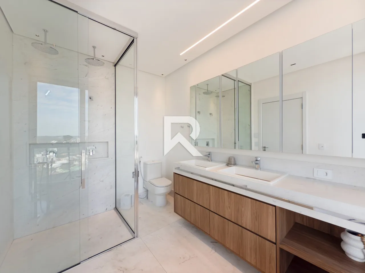 Furnished apartment with 4 en-suite suites and 4 parking spaces — photo 15