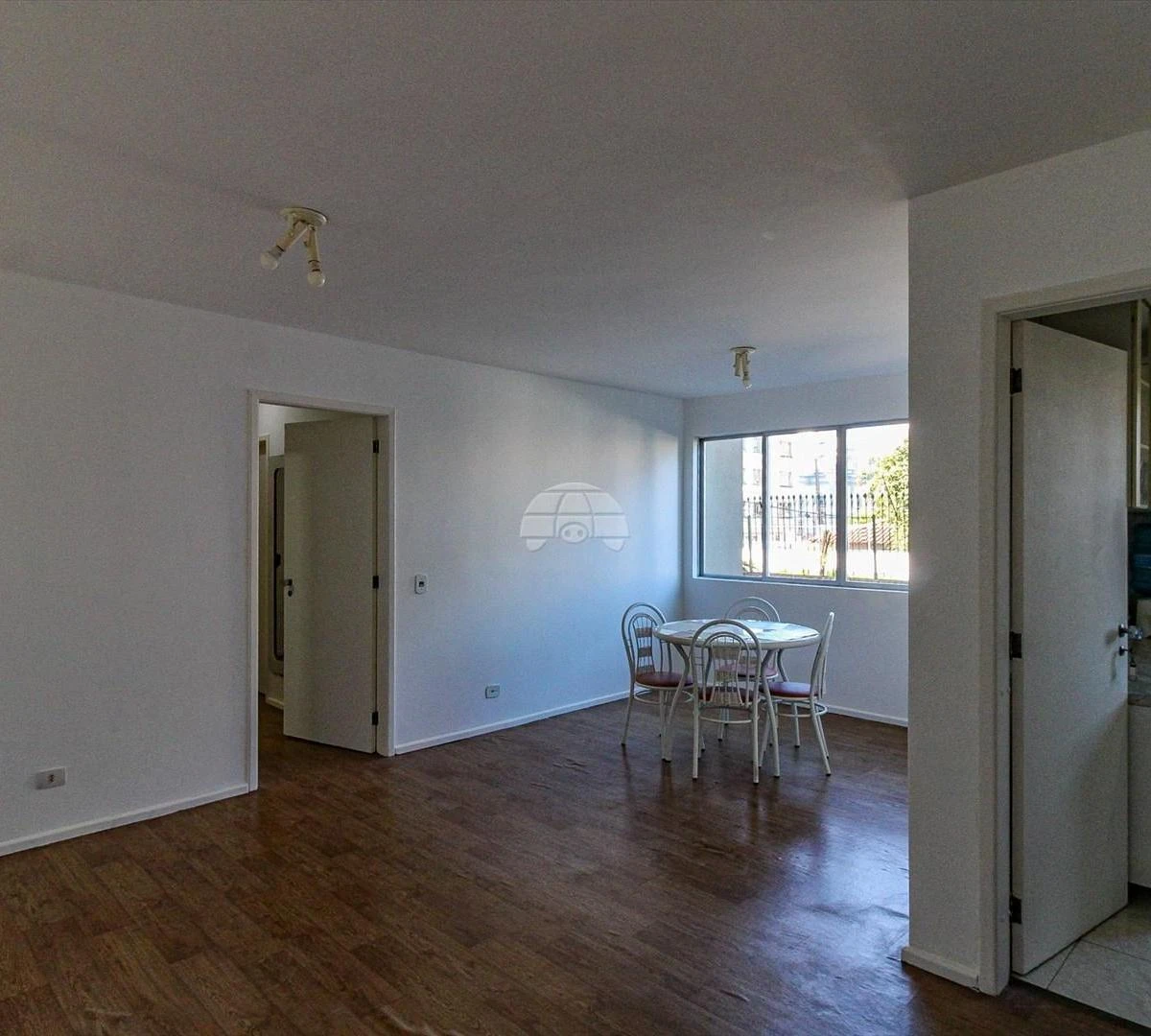 3-bedroom apartment with wood or laminate floors — photo 4