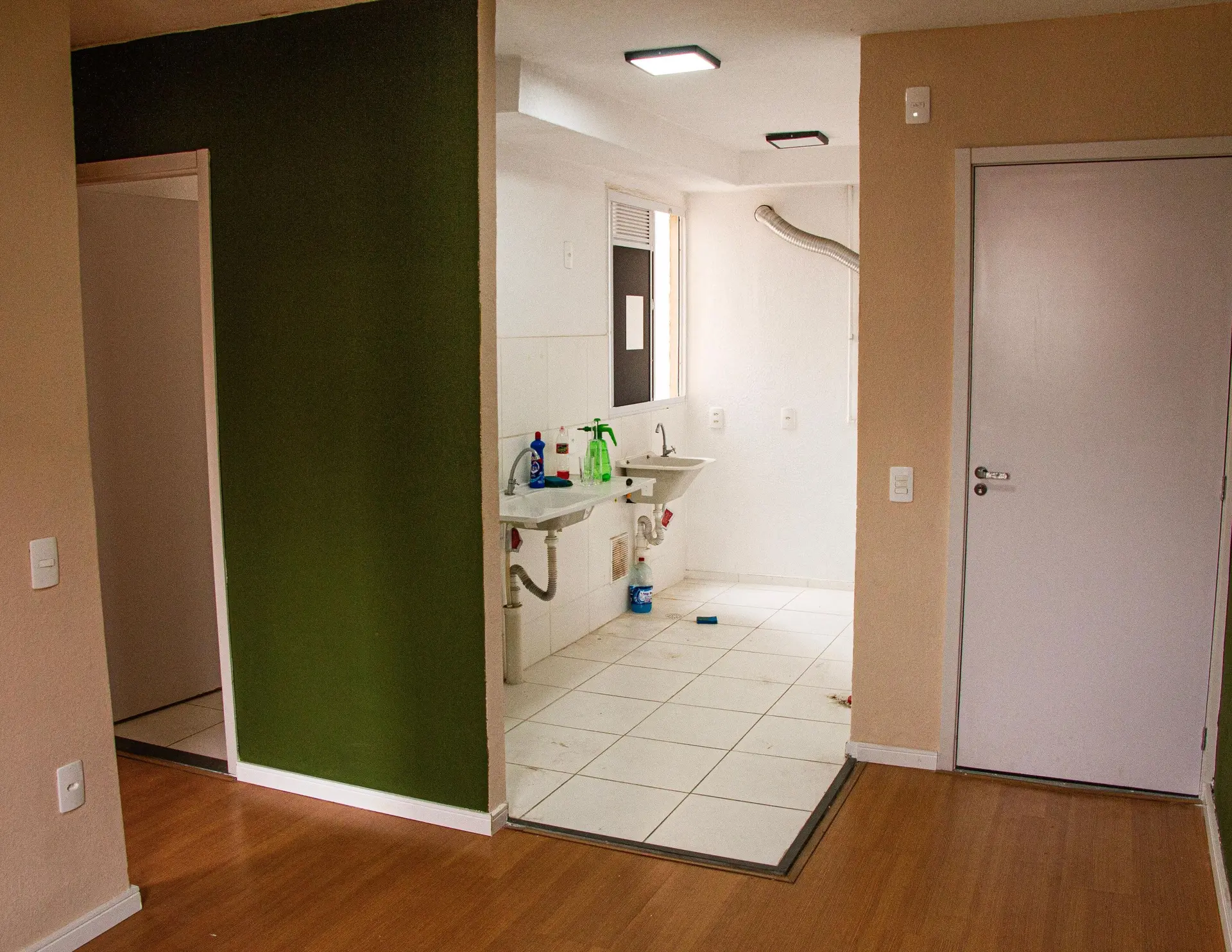 2-bedroom apartment with a glass shower enclosure — photo 7