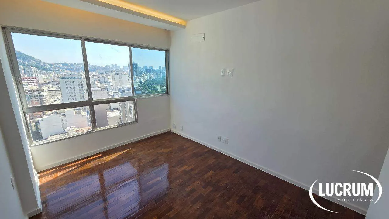 3-bedroom apartment with built-in storage and 3 baths — photo 2