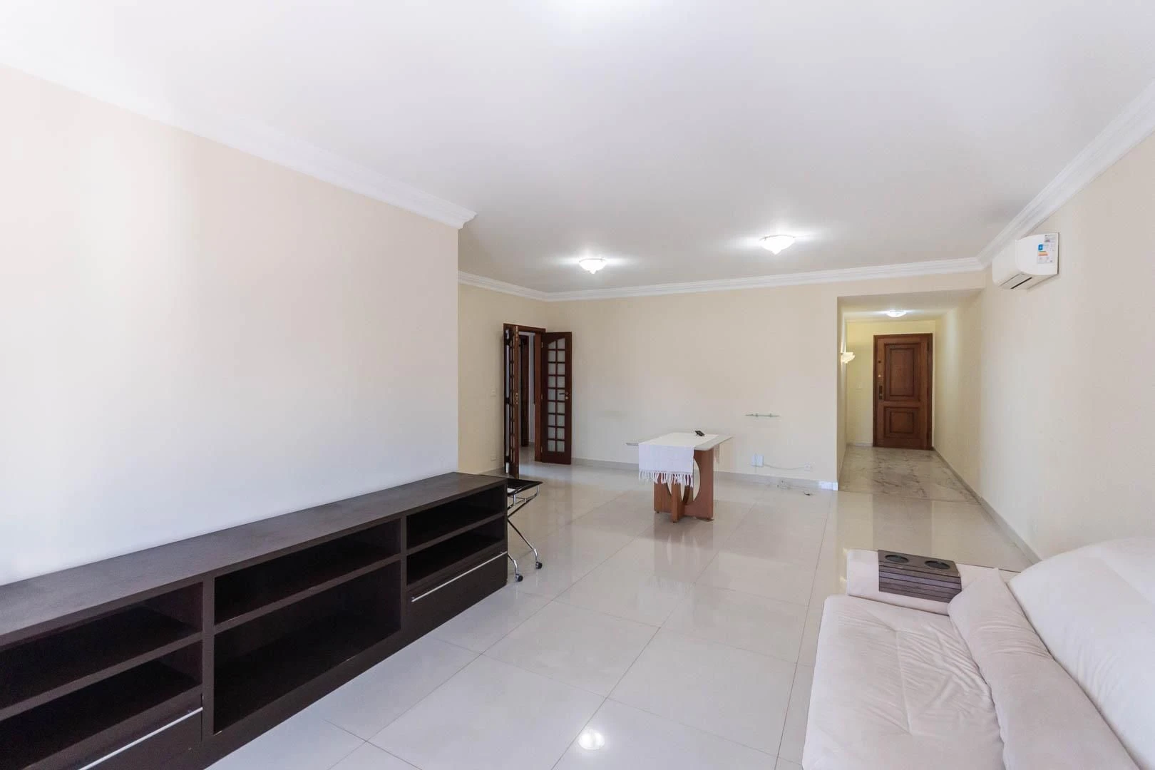 Balcony with a grill in a 3-bedroom apartment, 135 m² — photo 28