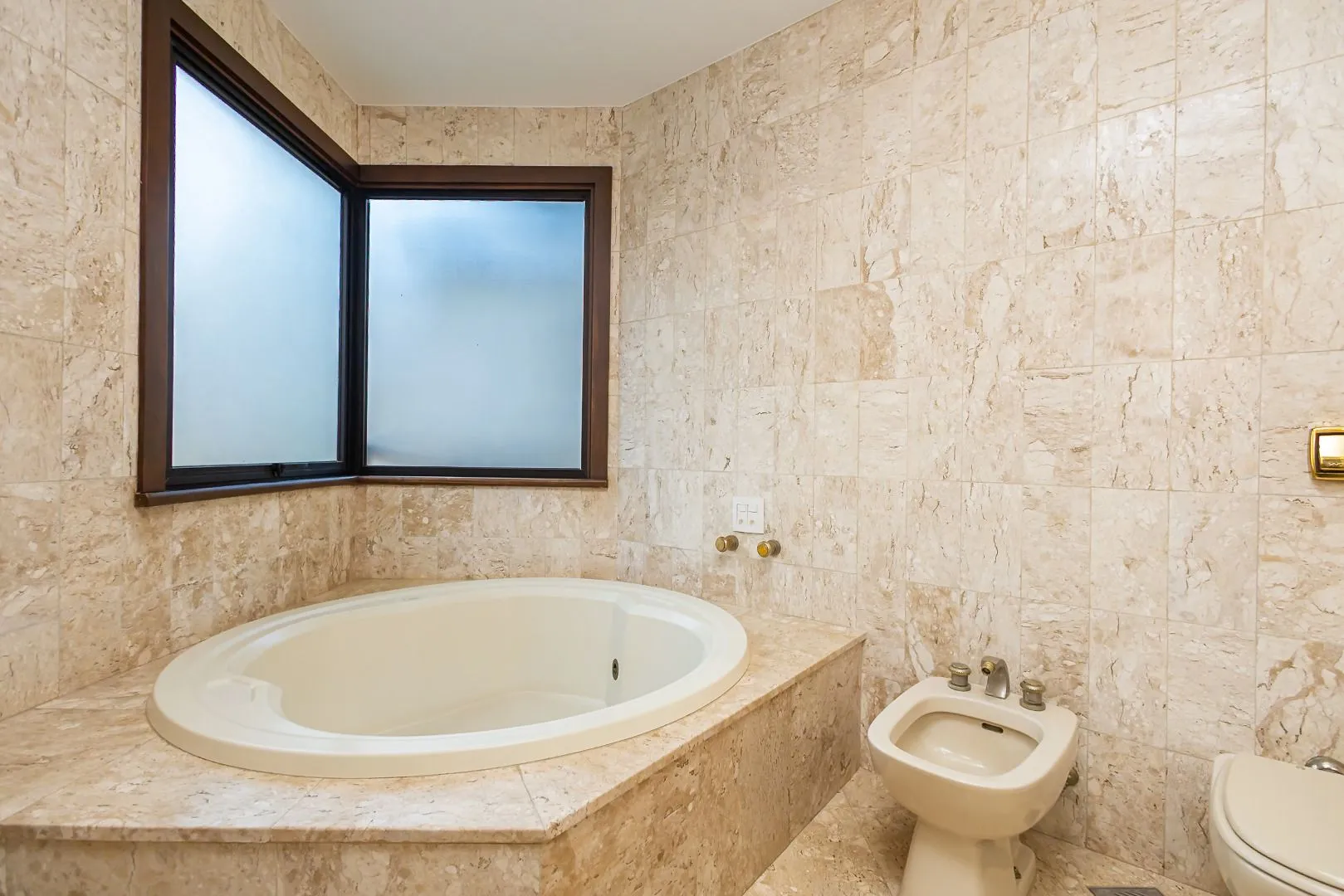Rental house with 4 bedrooms and 5 bathrooms across 550 m² — photo 48