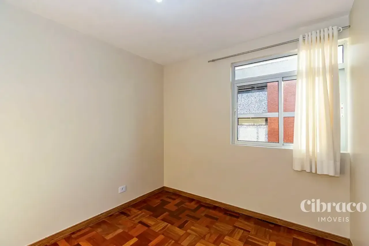 Apartamento de aluguel com 2 quartos e piso de madeira — photo 17