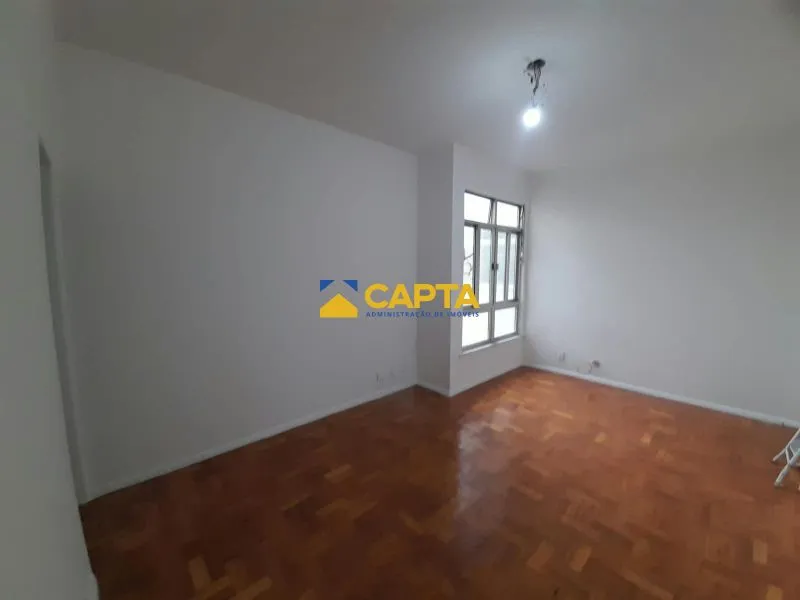 Wood or laminate floors in a 2-bedroom apartment, 68 m² — photo 7