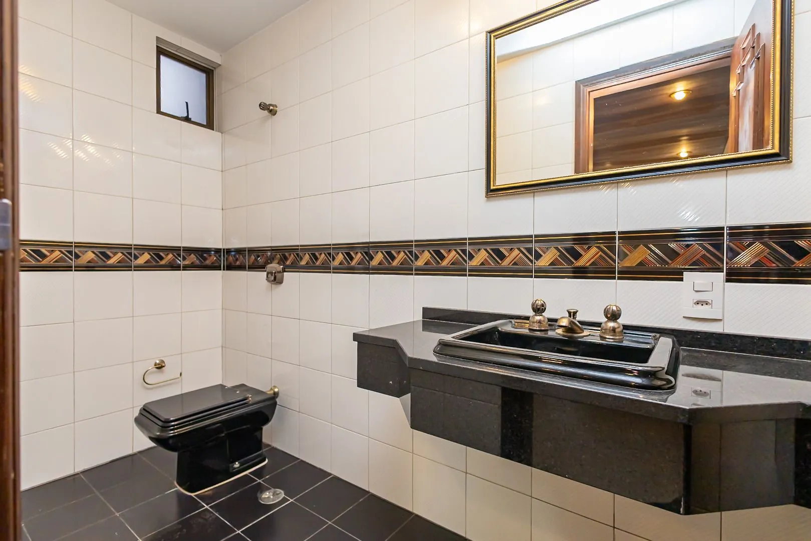 Rental house with 4 bedrooms and 5 bathrooms across 550 m² — photo 27