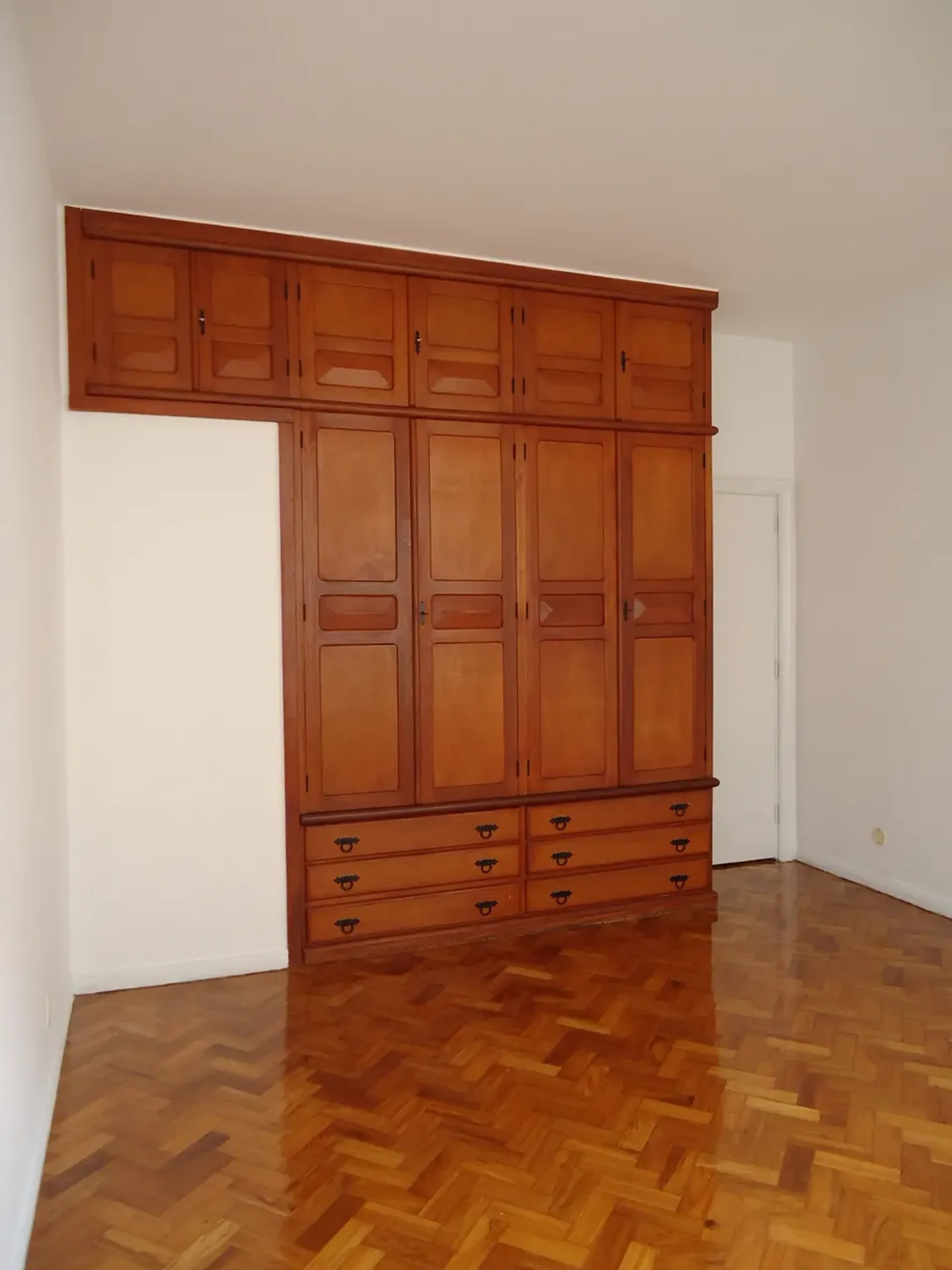 3-bedroom apartment with wood or laminate floors — photo 3
