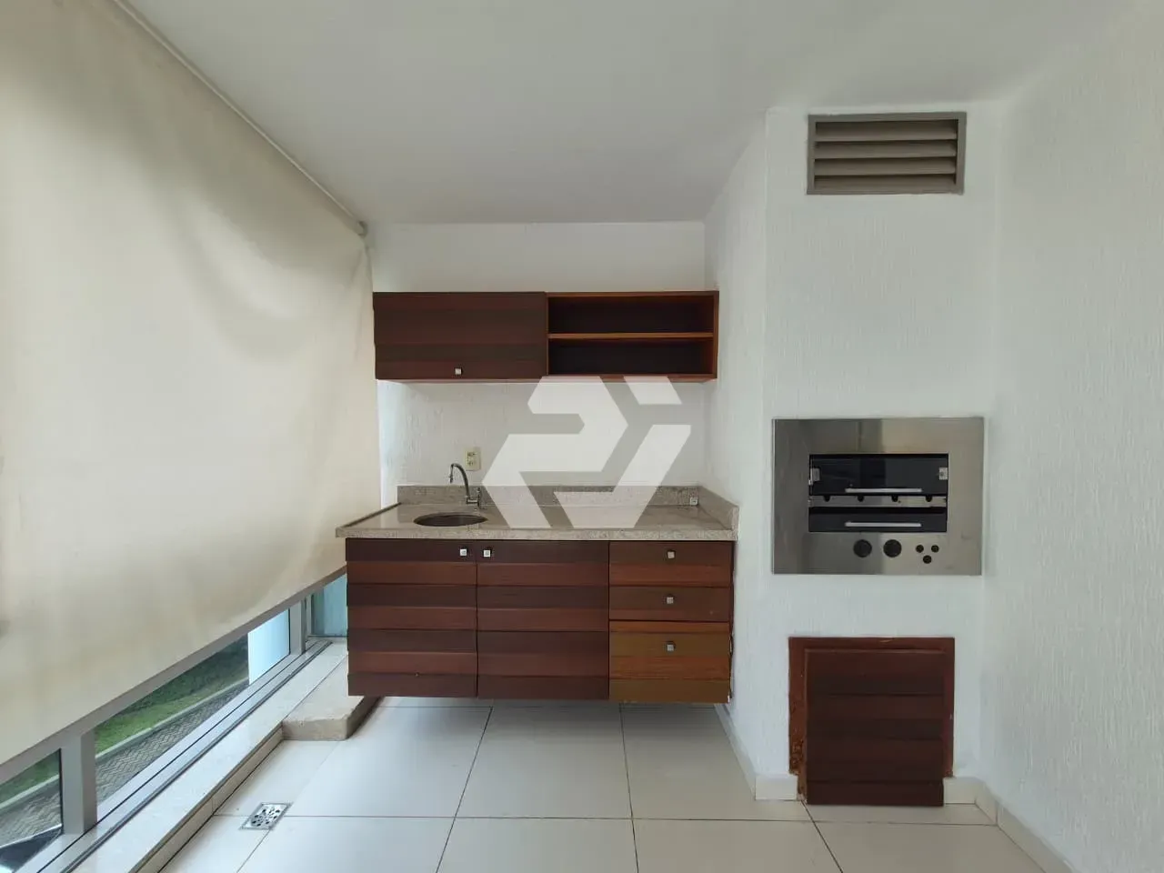 4-bedroom apartment with an enclosed glass balcony — photo 10