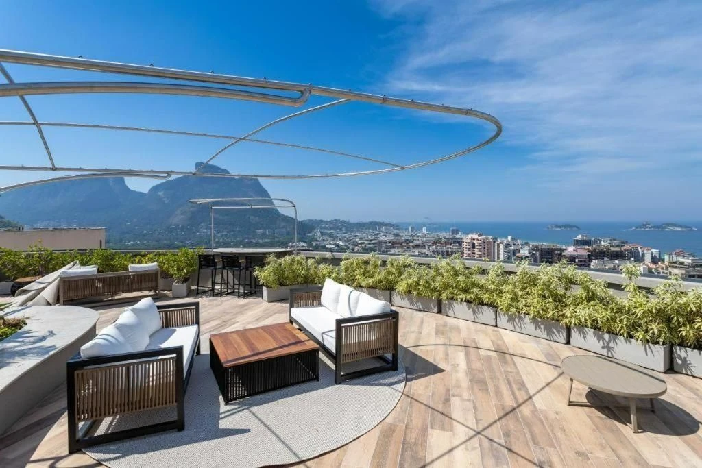 Studio mobiliado com 1 quarto e varanda de vidro