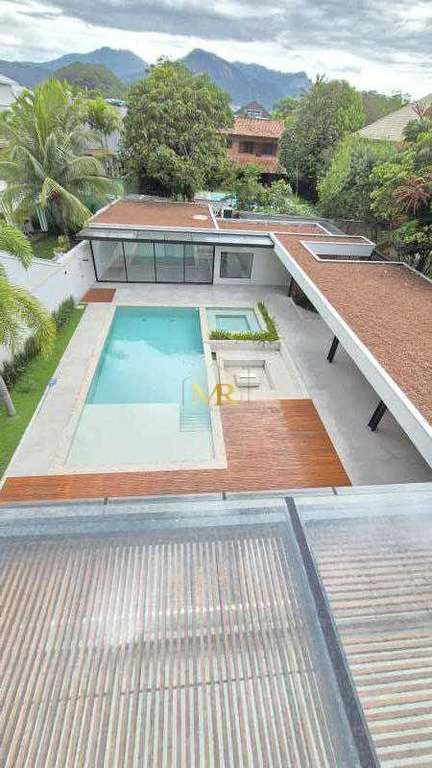 Triplex house with 6 en-suite bedrooms and 9 bathrooms — photo 26