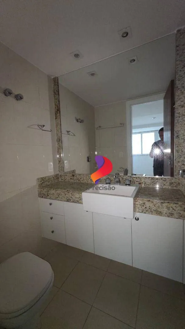 Apartment with enclosed balcony and 4 bedrooms — photo 26
