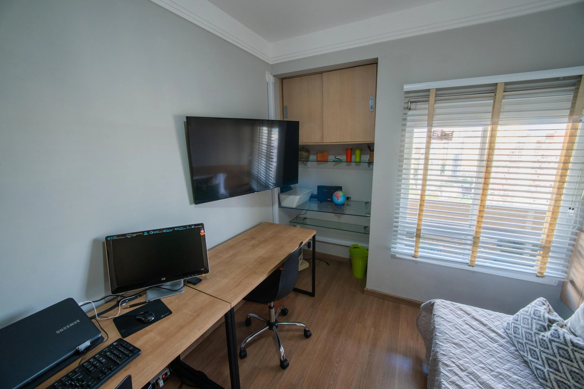 Walk-in closet in a 2-bedroom apartment, 91 m² — photo 30