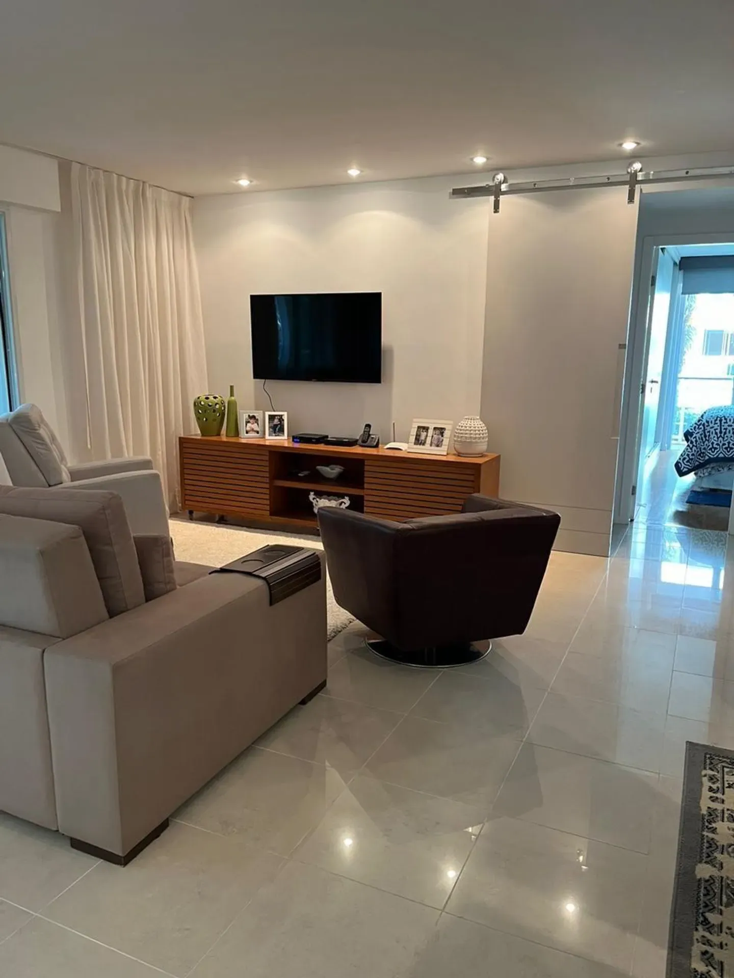 Furnished apartment with balcony, 4 bedrooms and 5 baths — photo 24