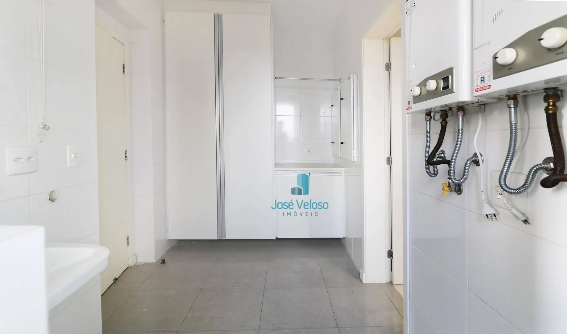 Modern 4-bedroom apartment with open-plan kitchen — photo 25