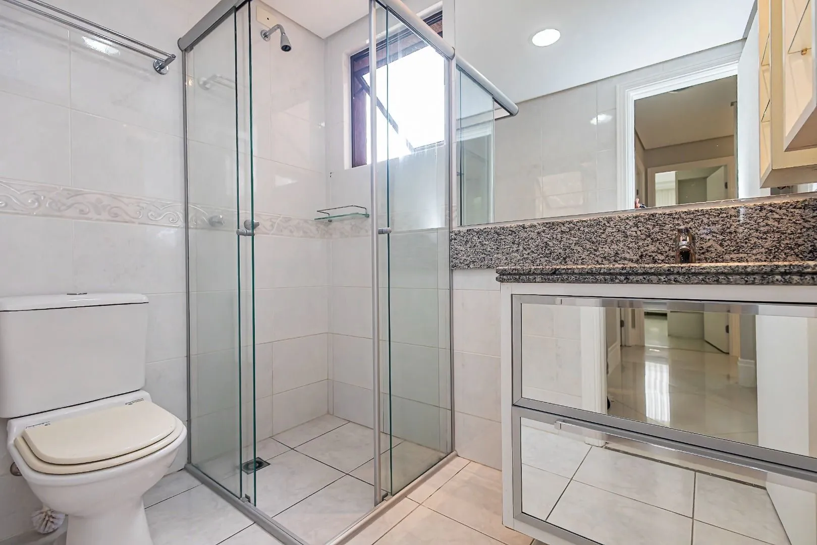 119 m² apartment with floor-to-ceiling windows and a bathtub — photo 74