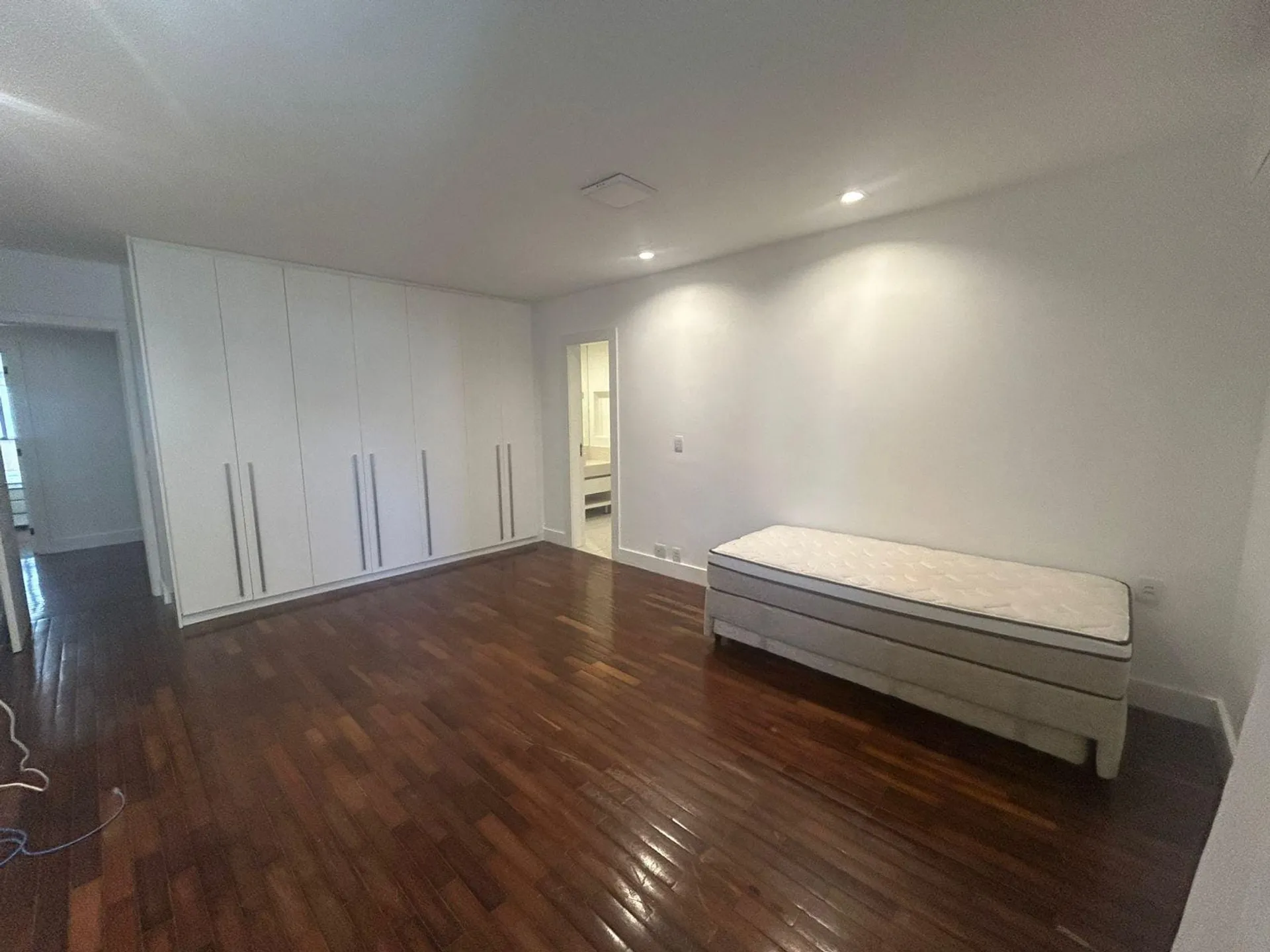 Apartment with 4 bedrooms and an enclosed balcony — photo 35