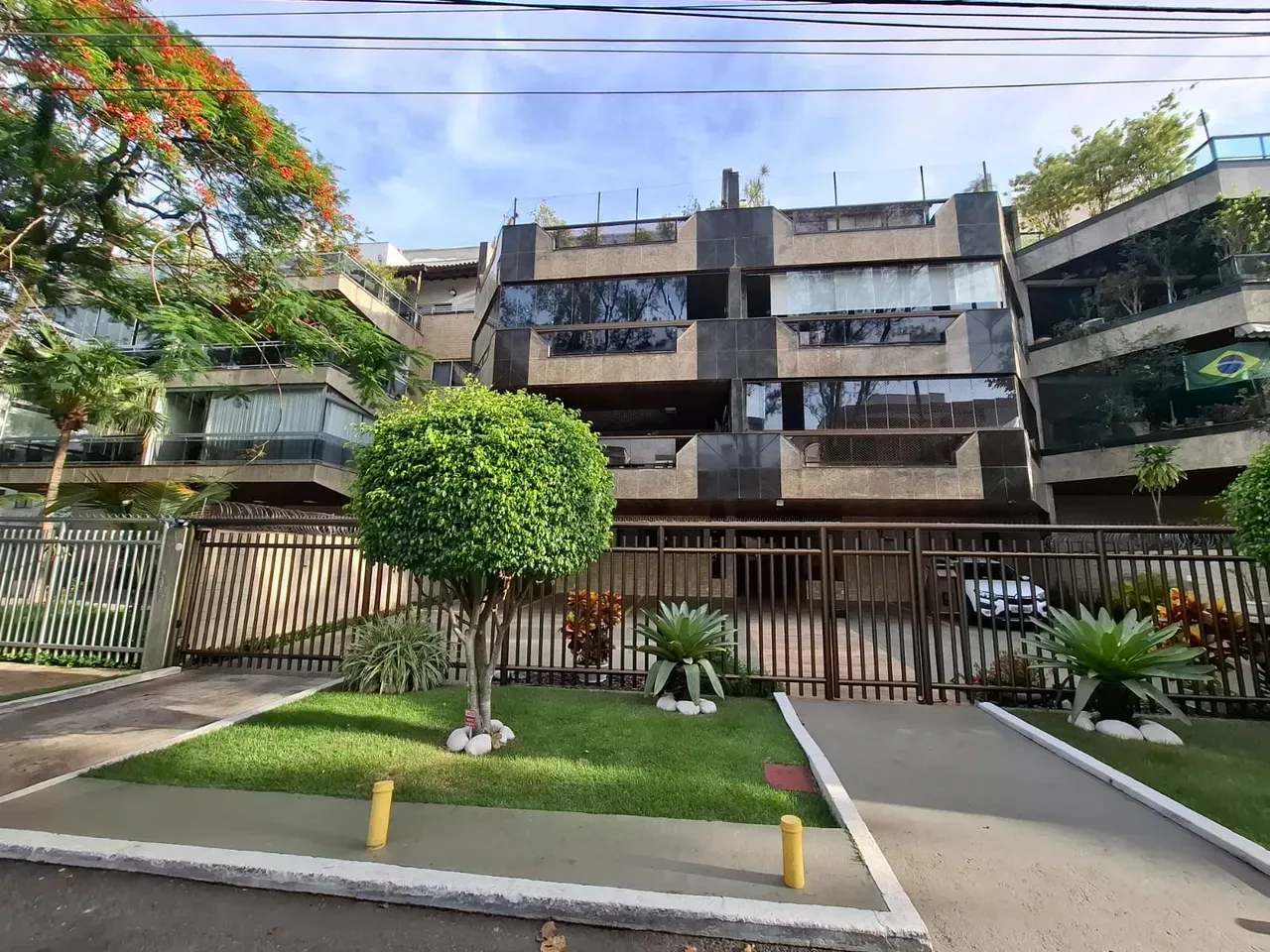 Glass-enclosed balcony in a 2-bedroom apartment, 107 m² — photo 18