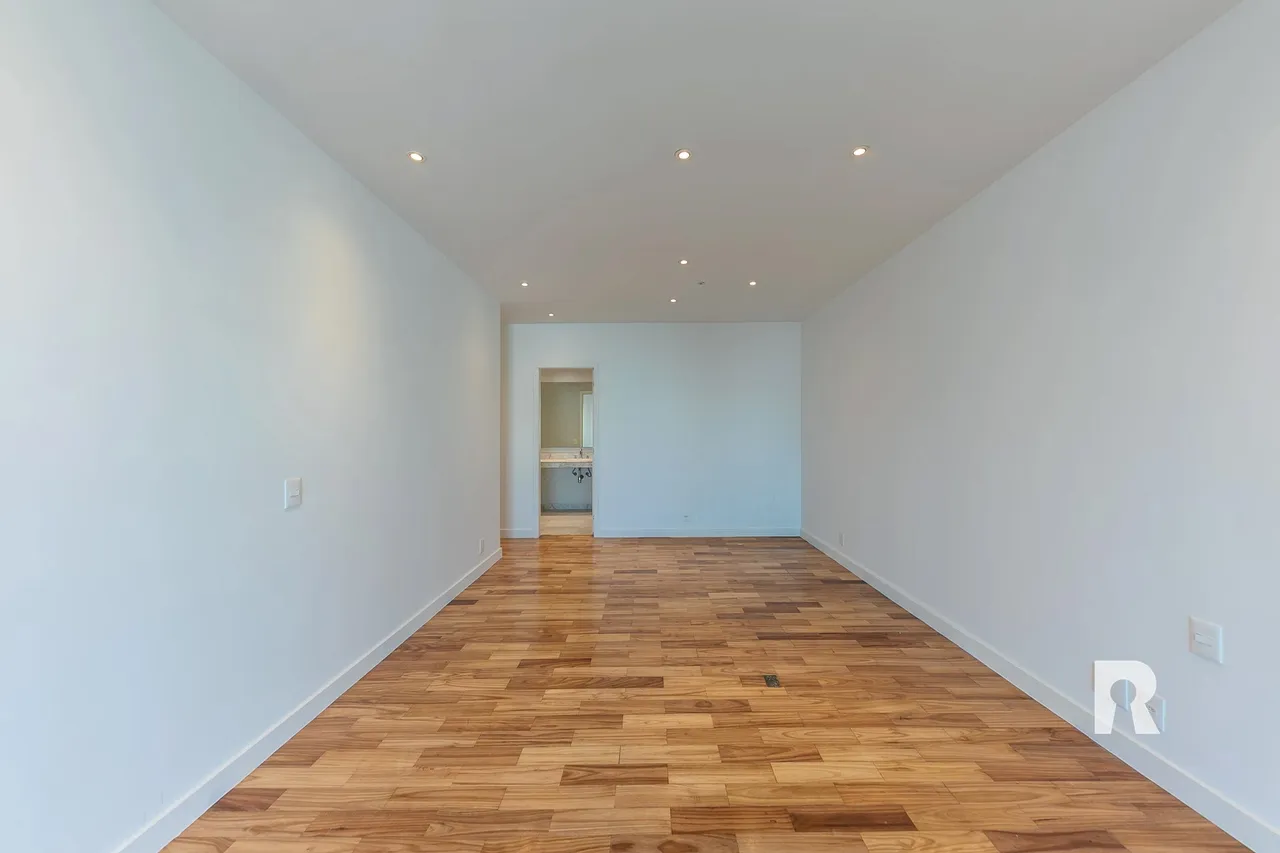 4-bedroom, 5-bath apartment with a balcony — photo 20