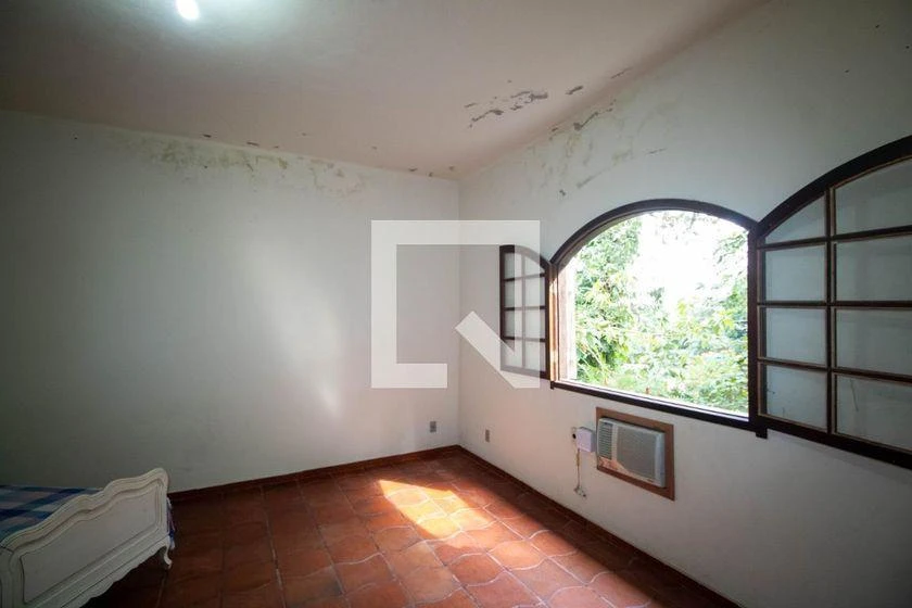 Furnished house with 4 bedrooms and 215 m² — photo 18