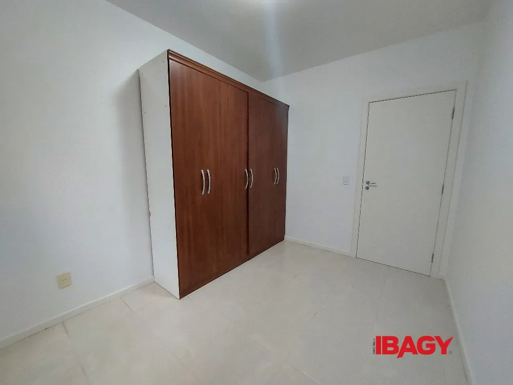 4-bedroom apartment with 2 en-suite baths and enclosed kitchen — photo 29