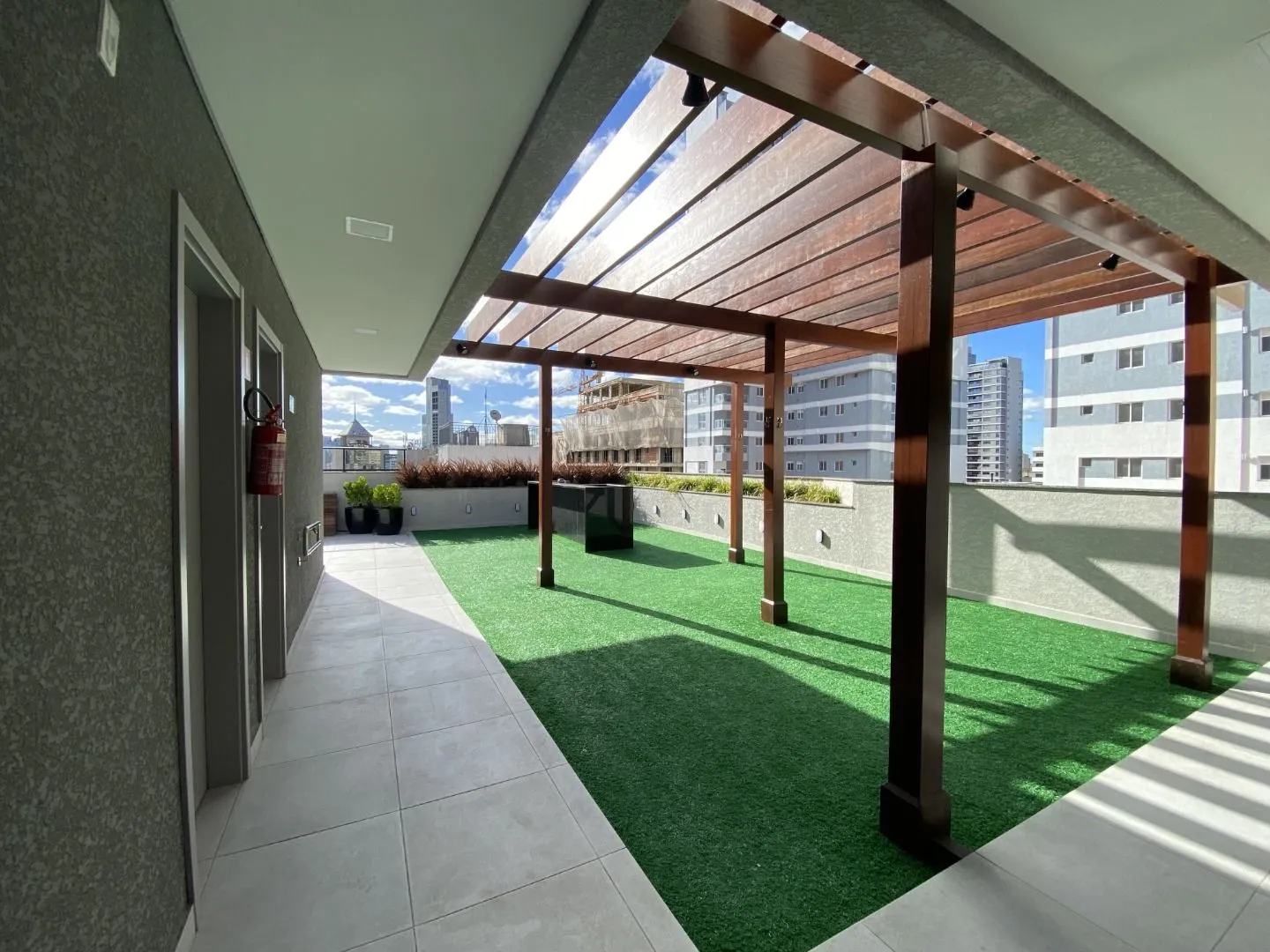 Furnished studio with open-plan kitchen and AC — photo 20