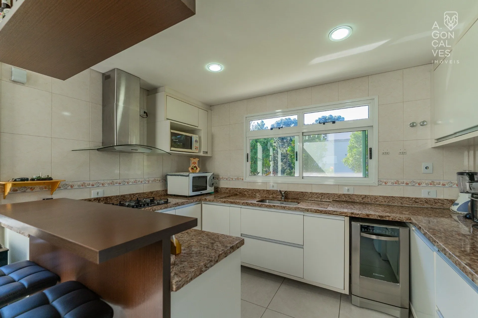 House with 4 bedrooms, 4 bathrooms and air conditioning — photo 24