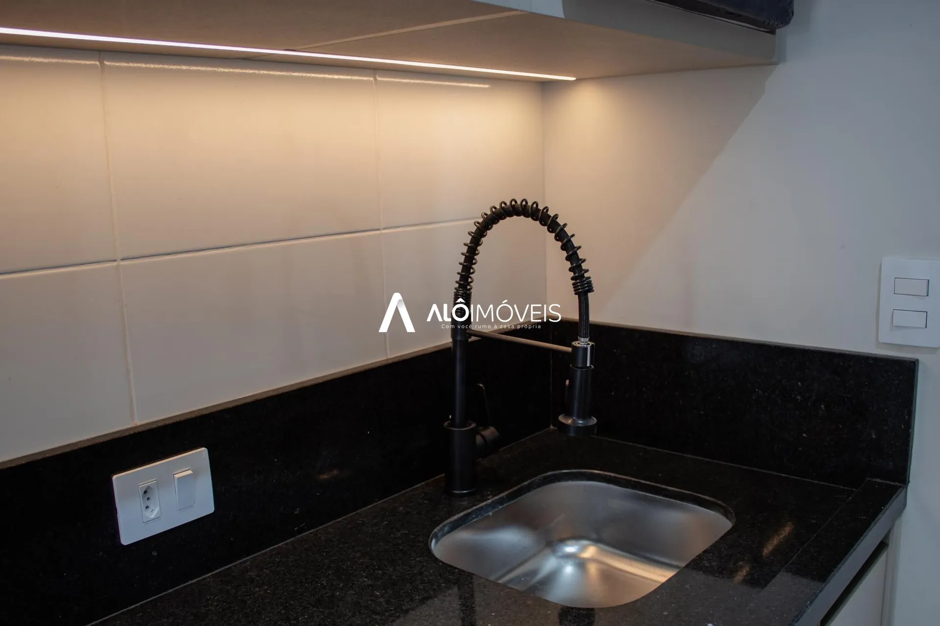 Furnished 1-bedroom apartment with open-plan kitchen — photo 9