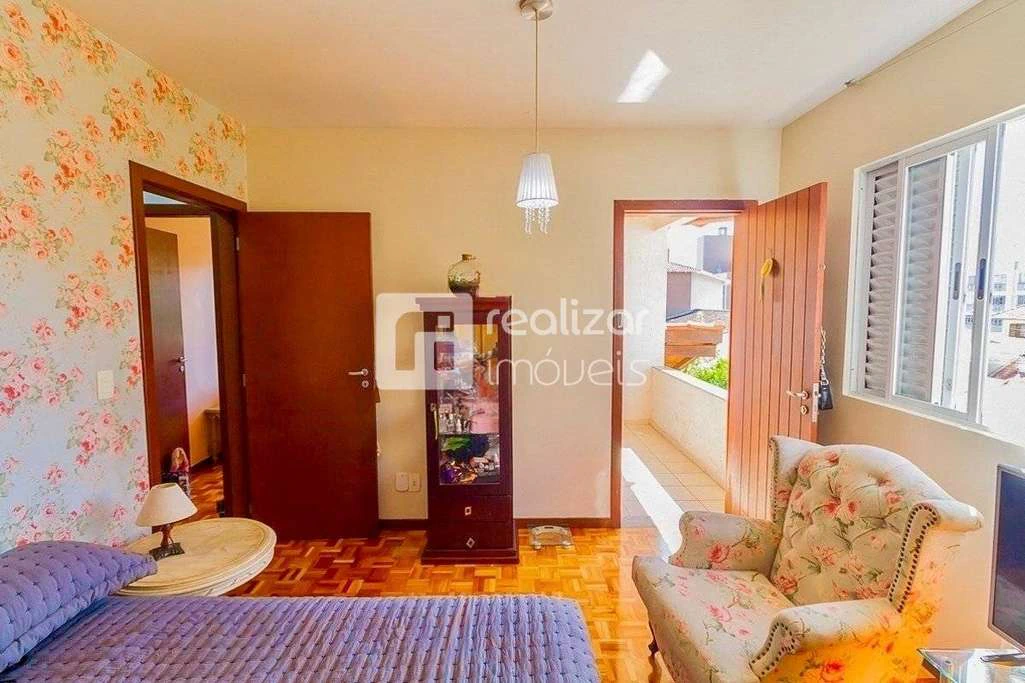 5-bedroom house with 2 en-suites and private outdoor area — photo 3