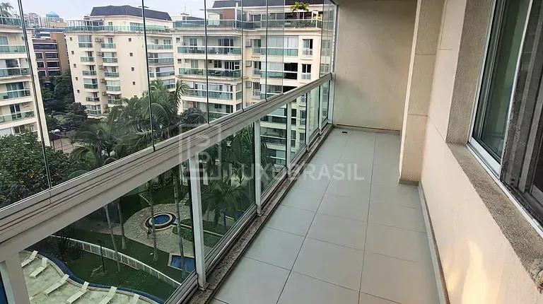 Furnished apartment with 3 bedrooms and 200 m² — photo 8