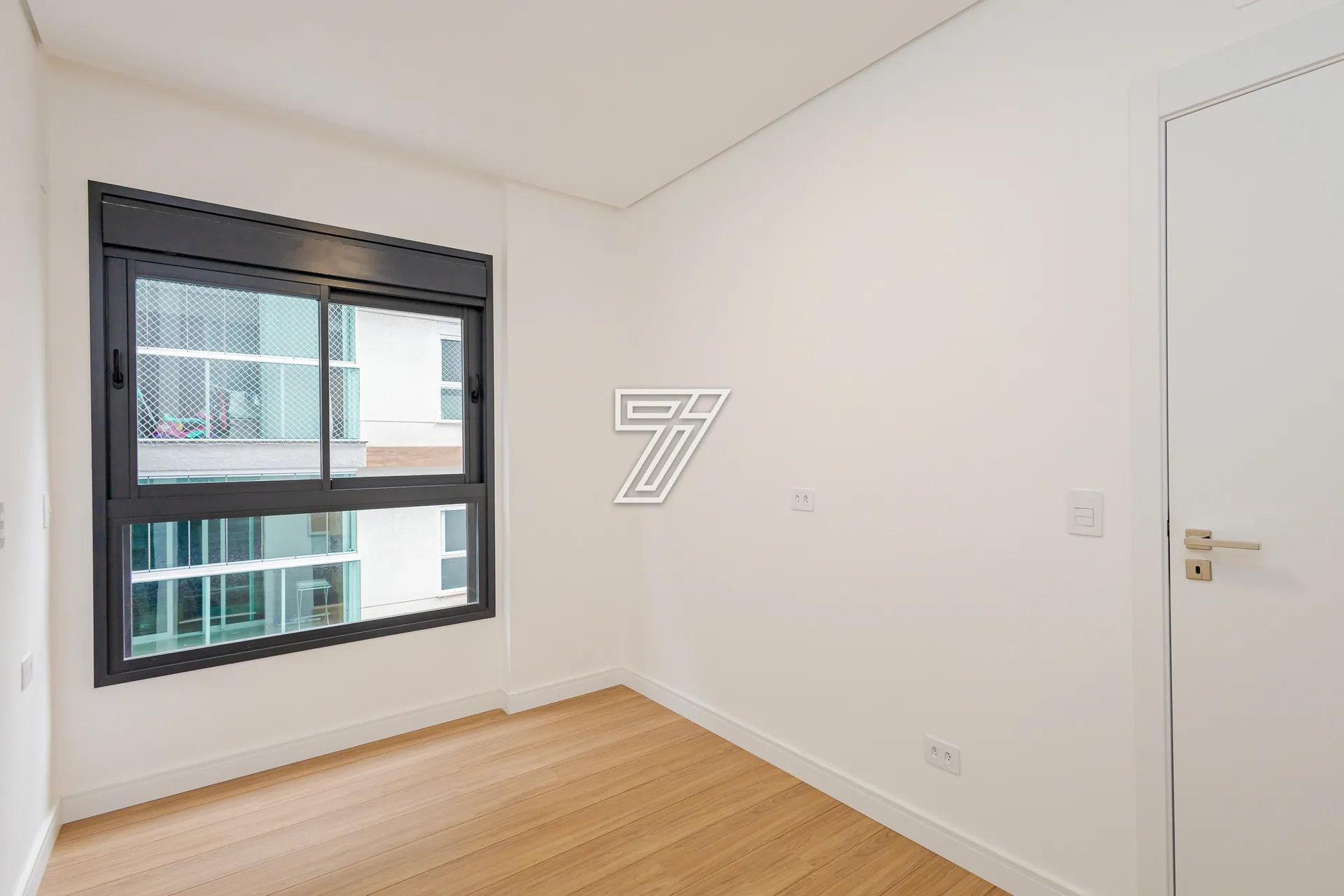 2-bedroom apartment with suite, open kitchen and 2 parking — photo 48