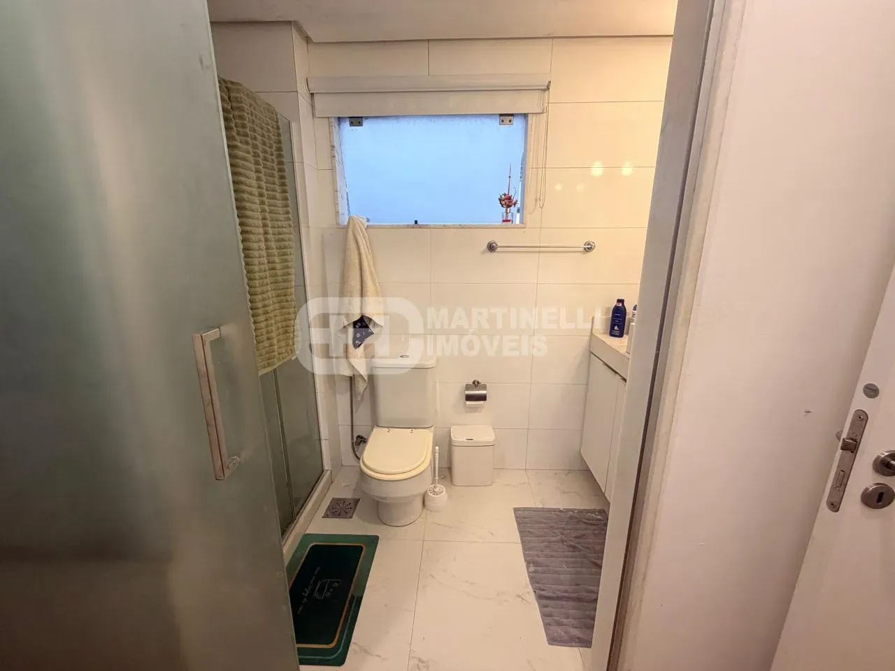 Walk-in closet in a 4-bedroom apartment, 168 m² — photo 25