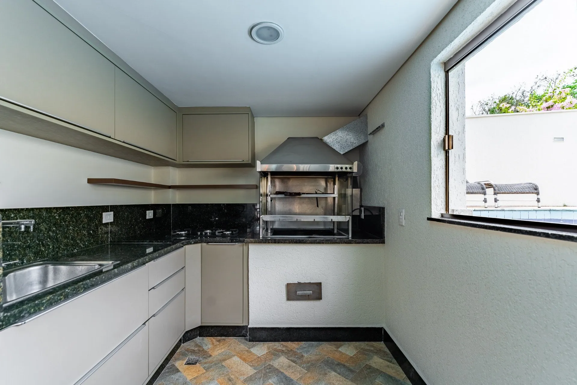 Unfurnished house with 4 bedrooms and 5 bathrooms — photo 38