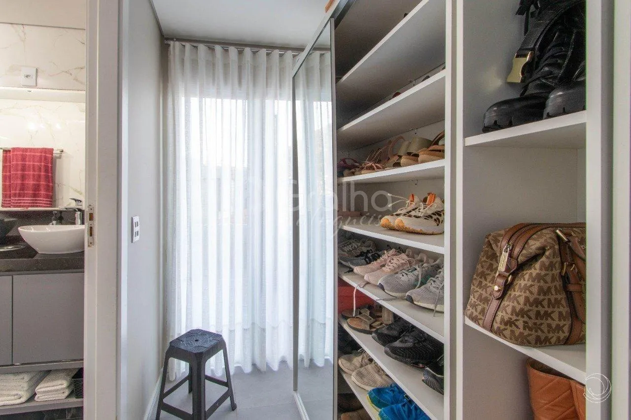 5-bedroom house with a fireplace in Florianópolis — photo 21