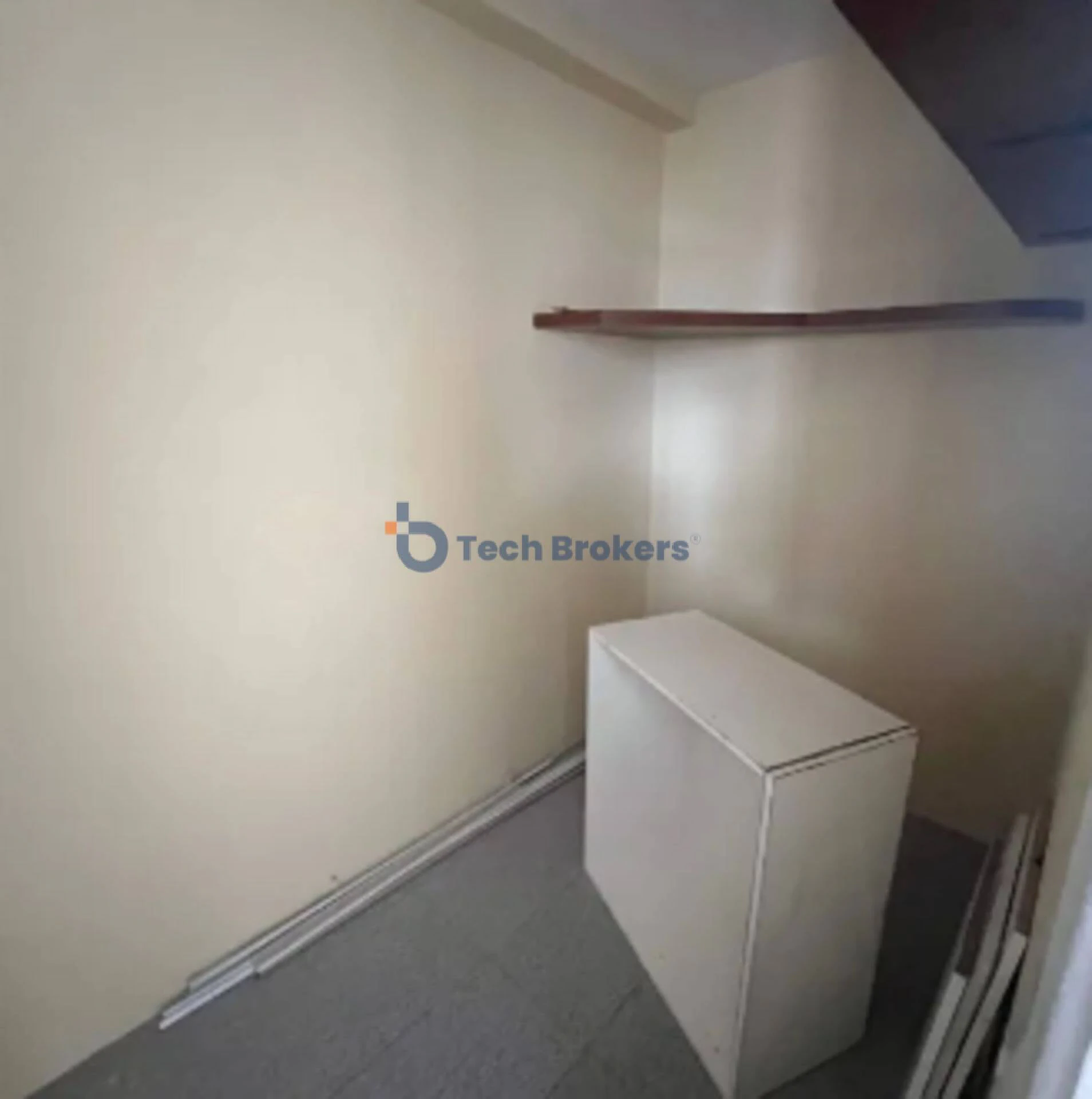 Walk-in closet in a 2-bedroom apartment, 85 m² — photo 12