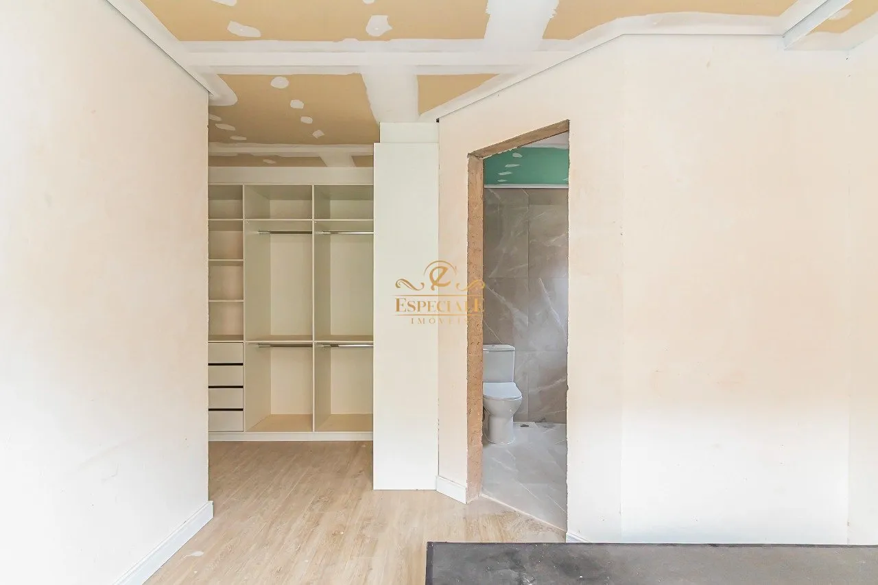 House with 3 bedrooms and a balcony in a gated community