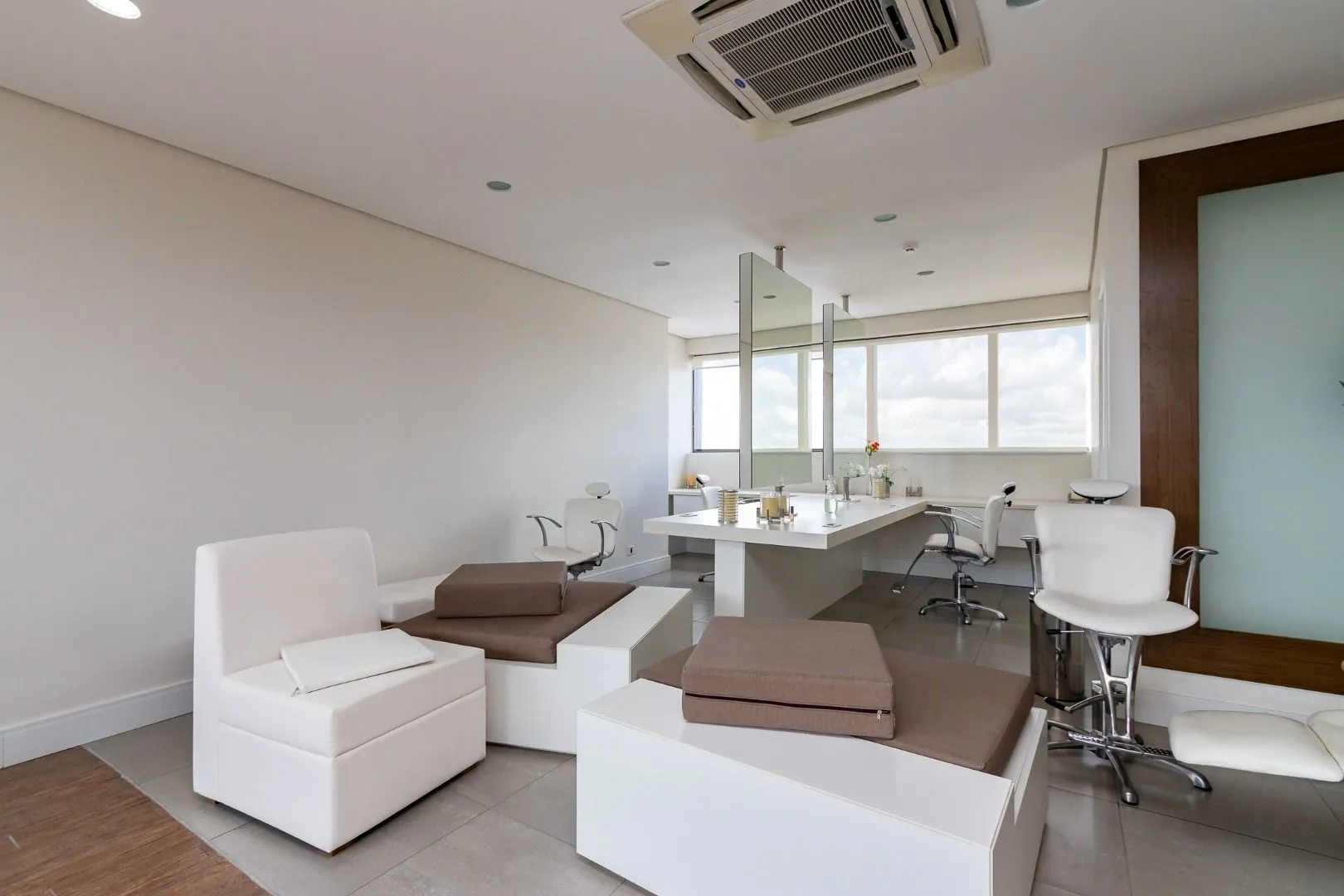 78 m² apartment with floor-to-ceiling windows and a bathtub — photo 21