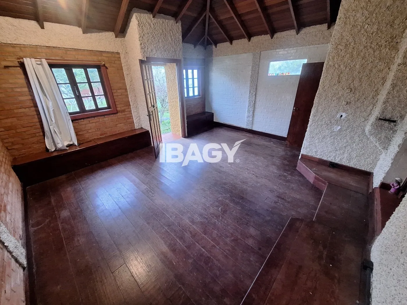2-bedroom house with a grill on the balcony in Florianópolis