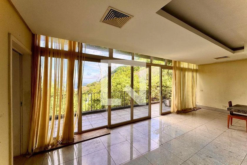 Застеклённый балкон и 3 спальни: дом 861 м² — photo 8