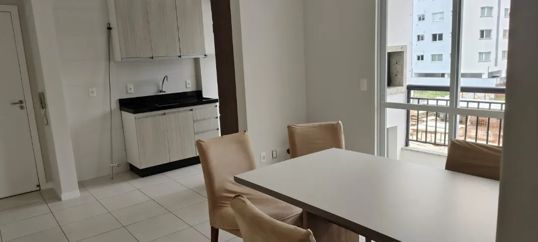Apartamento com 2 quartos e varanda com vista