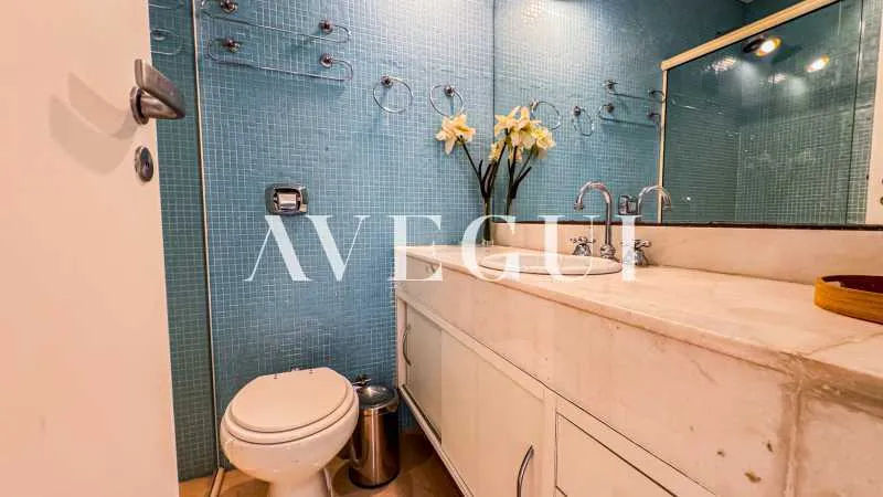 4-bedroom apartment in a building with a pool — photo 25
