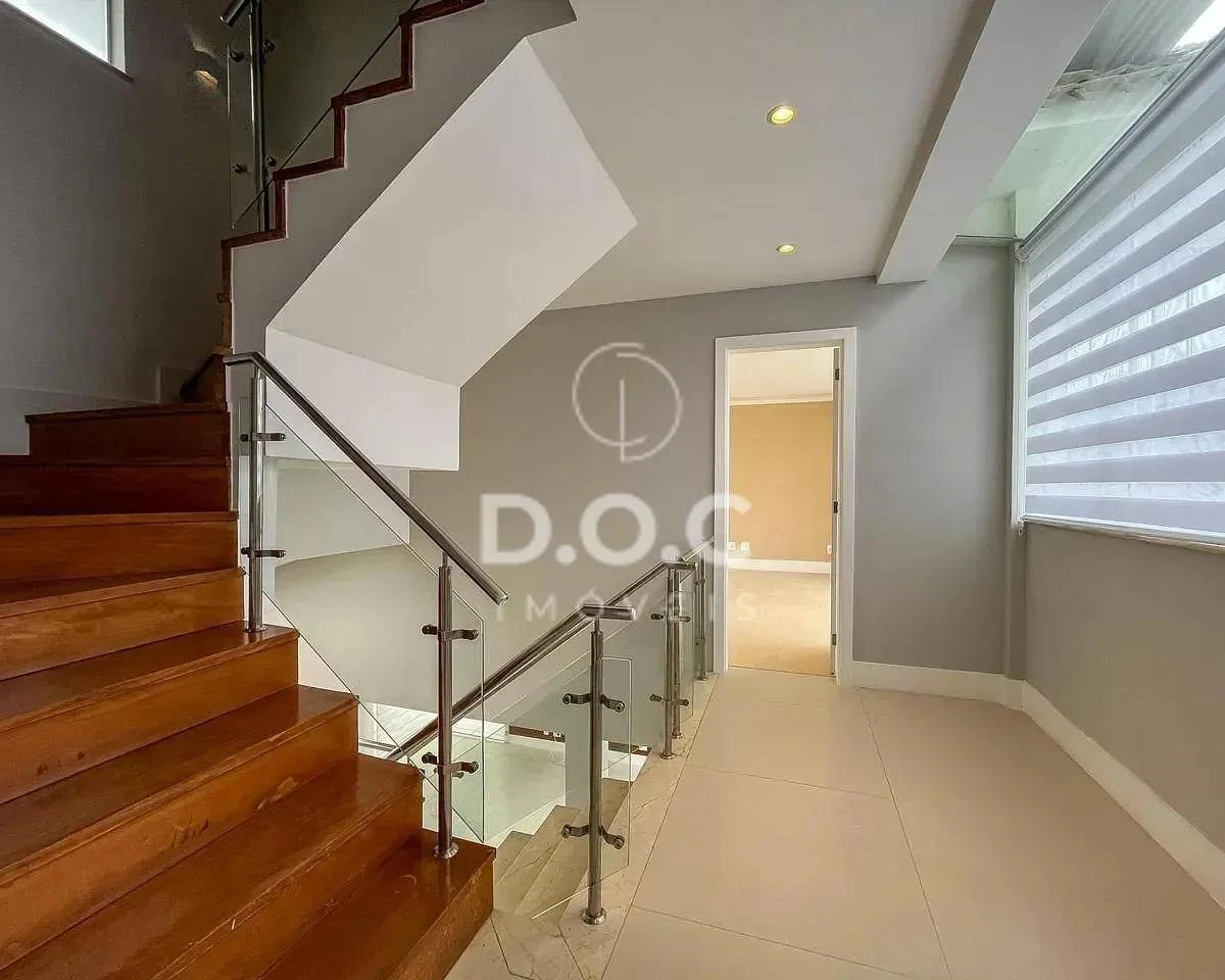 Floor-to-ceiling windows in a 5-bedroom house, 300 m²