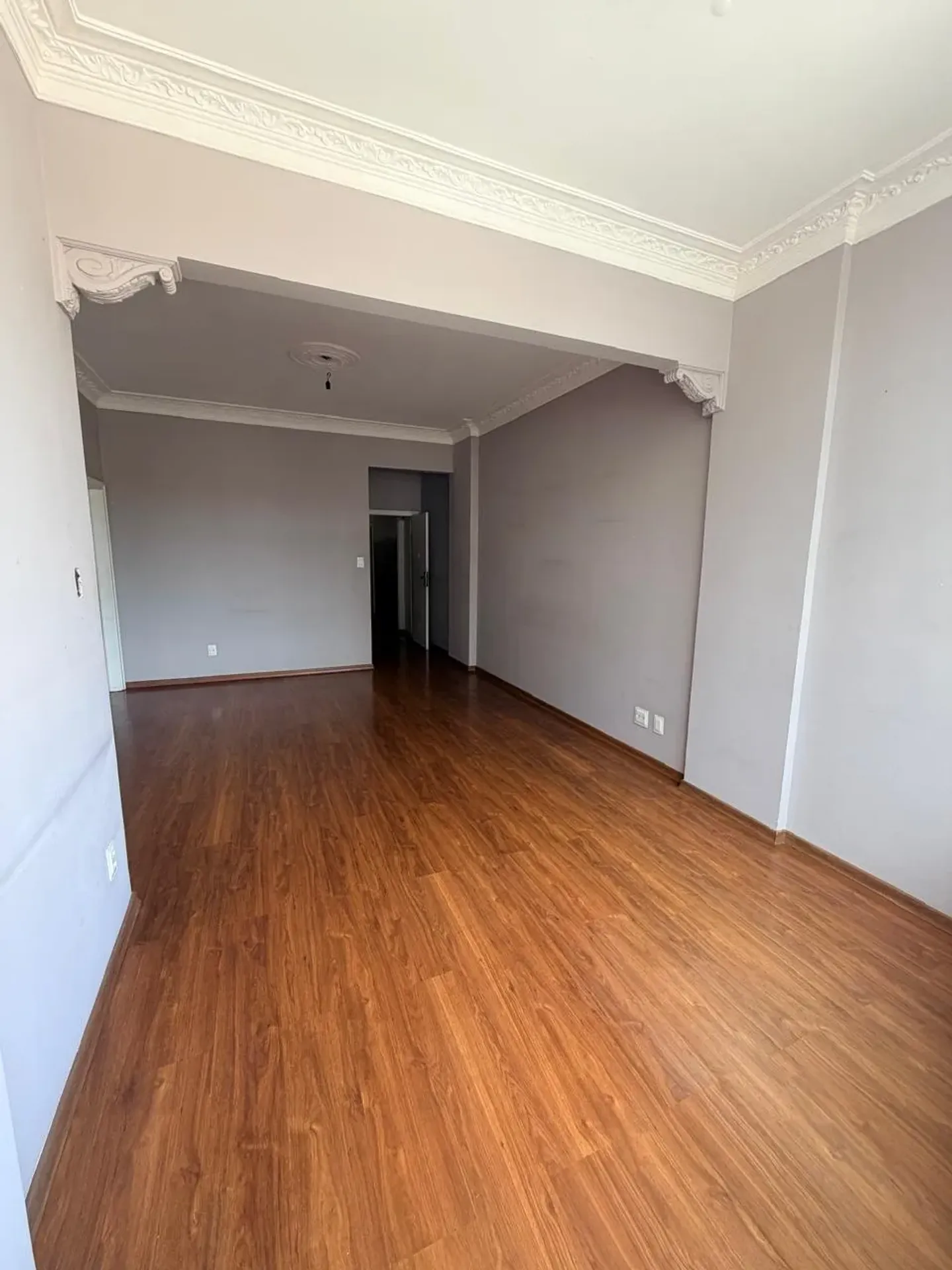 Wood or laminate floors in a 3-bedroom apartment, 83 m²
