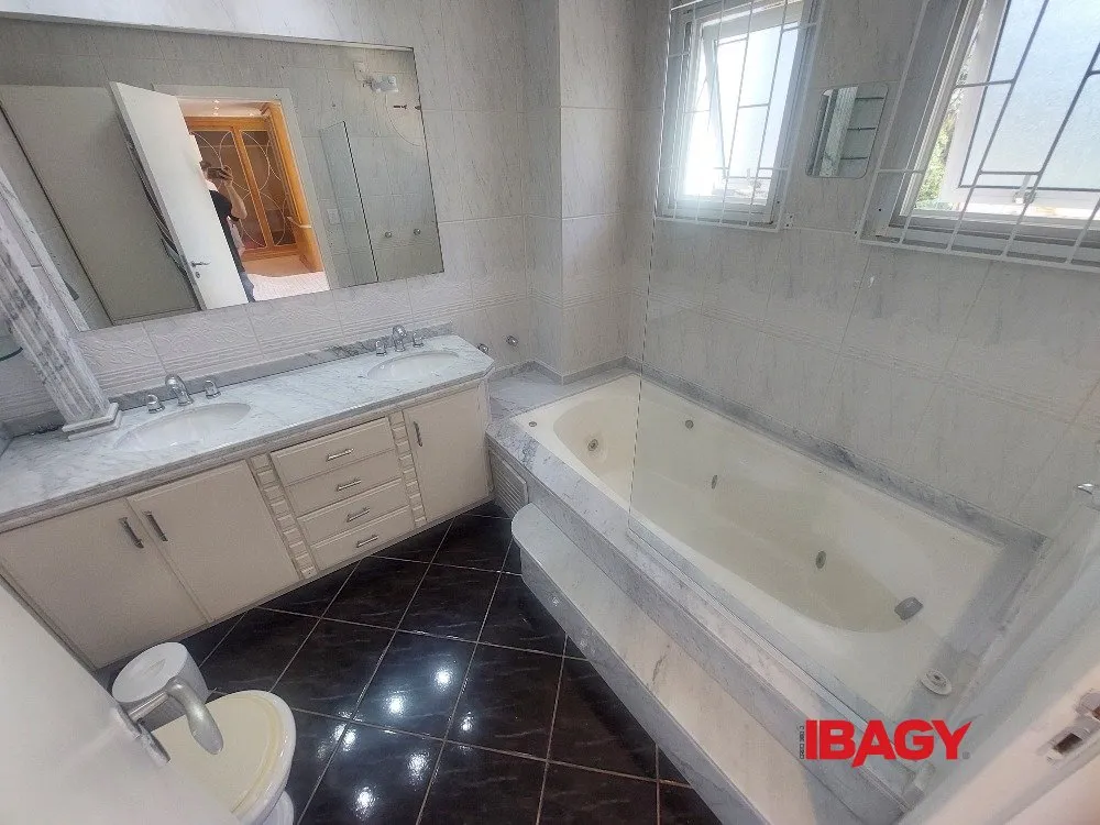 Furnished house with 5 bedrooms on 5200 m² — photo 38
