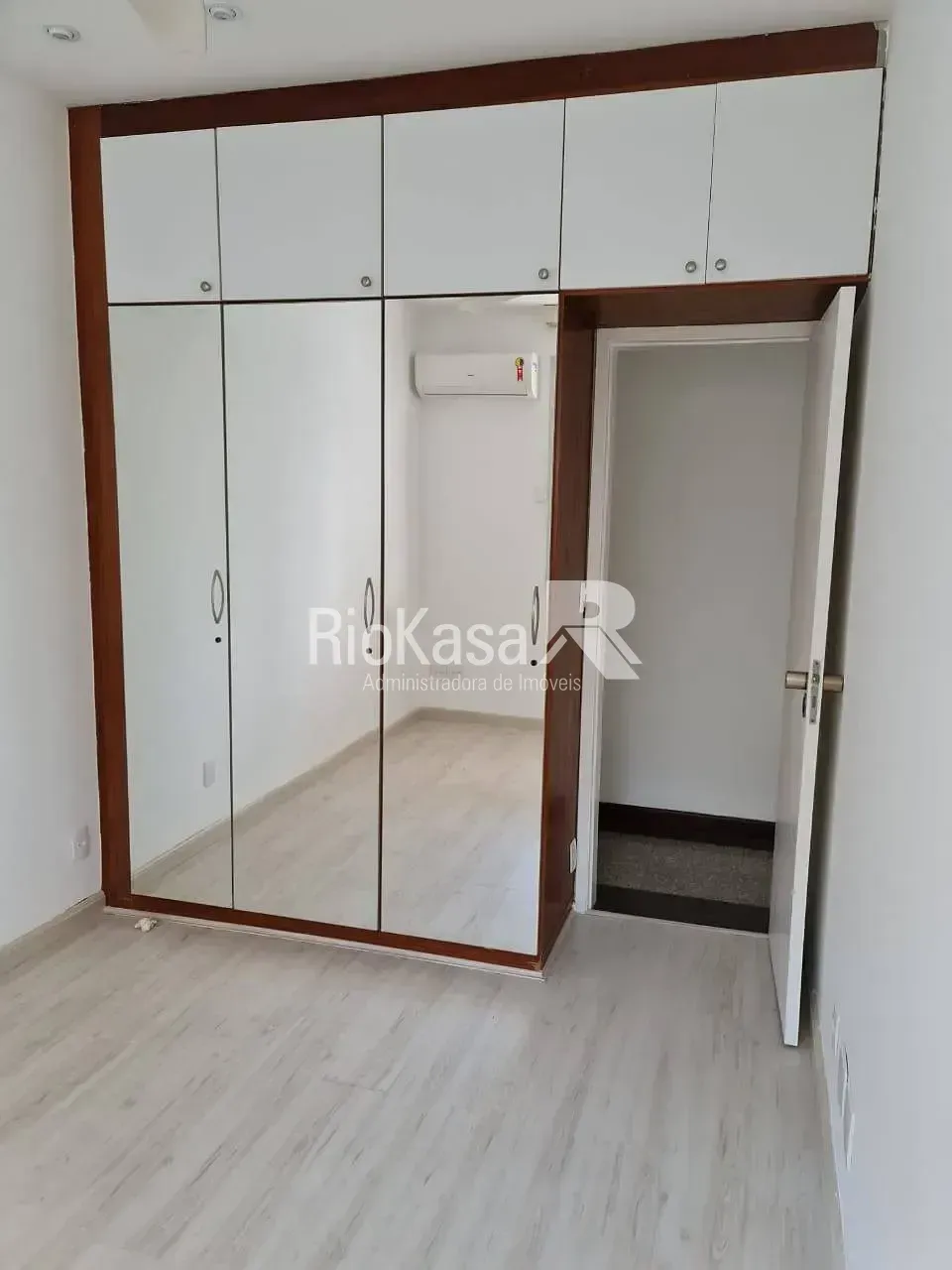 4-bedroom apartment in a building with a pool — photo 4