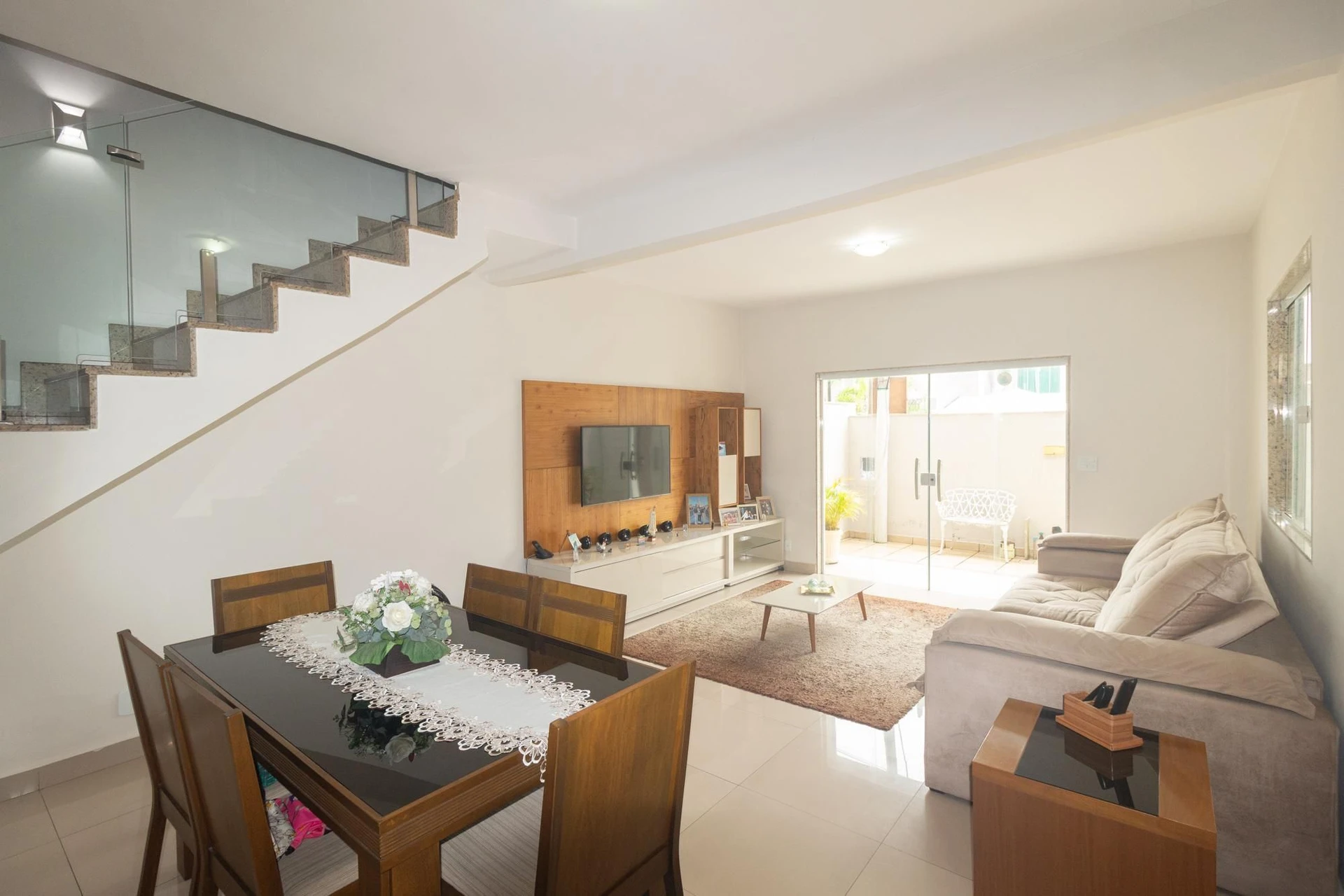 Balcony with a grill in a 3-bedroom house, 200 m²