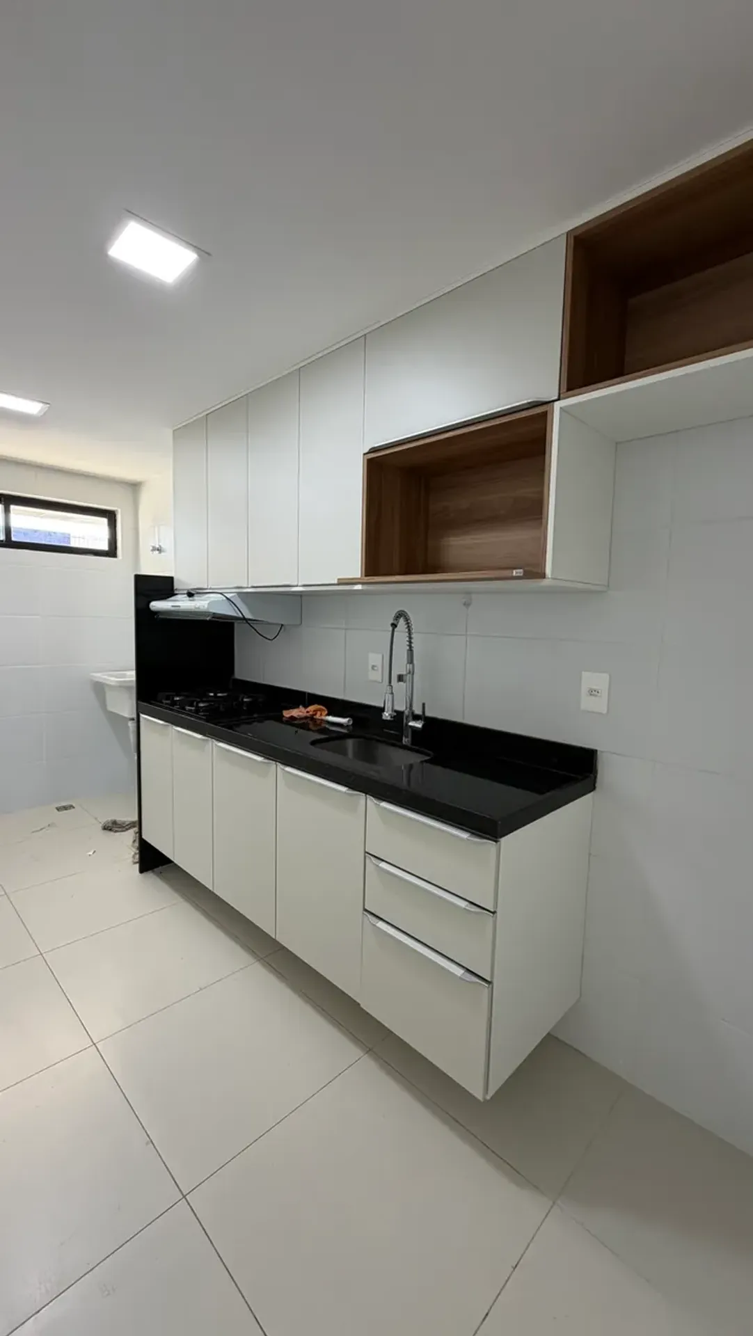 Apartamento com varanda e vista de água e cidade