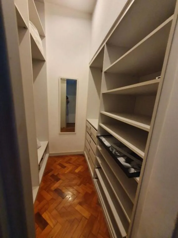 Walk-in closet in a 3-bedroom apartment, 148 m² — photo 15