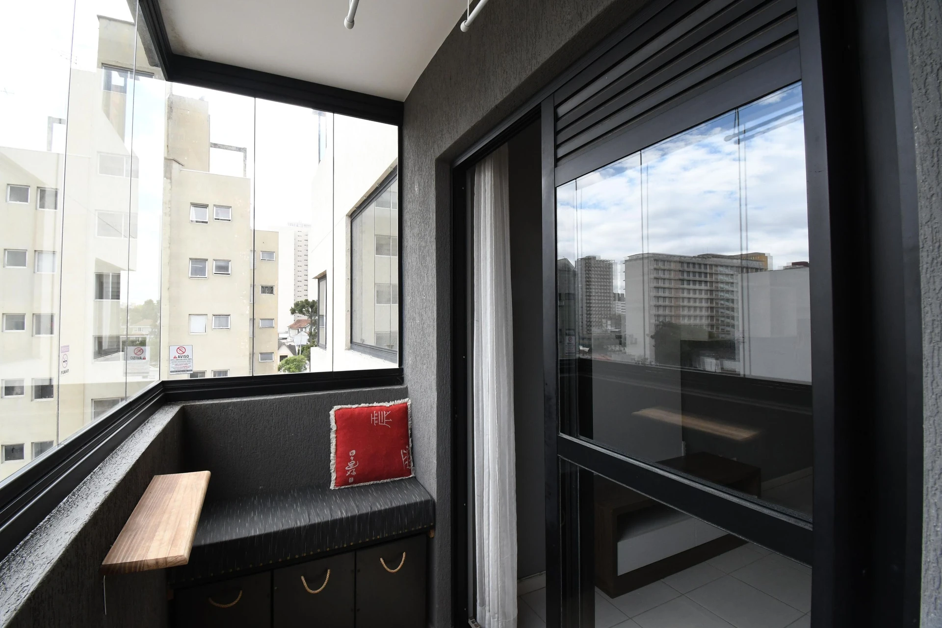 Glass-enclosed balcony in a one-bedroom apartment, 33 m² — photo 12