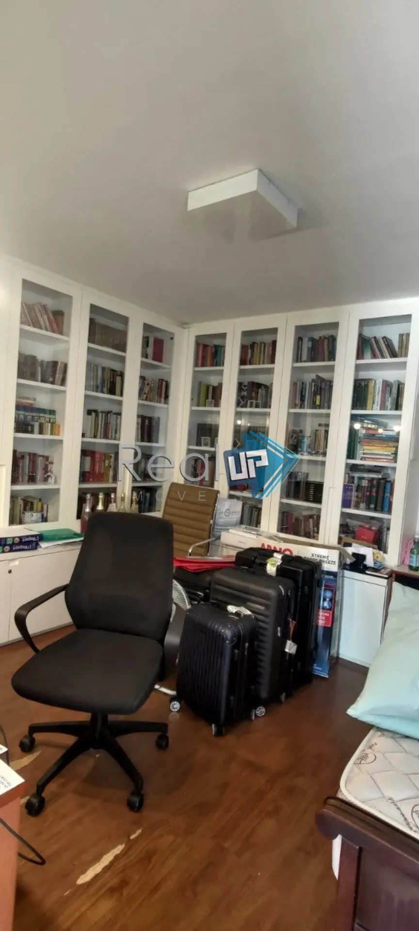 Unfurnished apartment with 3 bedrooms and a glazed balcony — photo 32